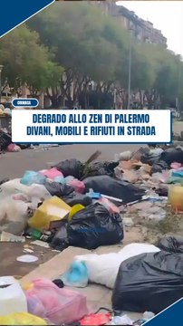 Divani, poltrone e rifiuti buttati in strada allo Zen