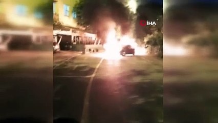 Park halindeki otomobil alev alev yandı