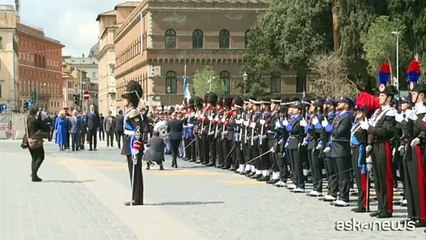 L'omaggio di re Carlo e Camilla all'Altare della Patria: il video