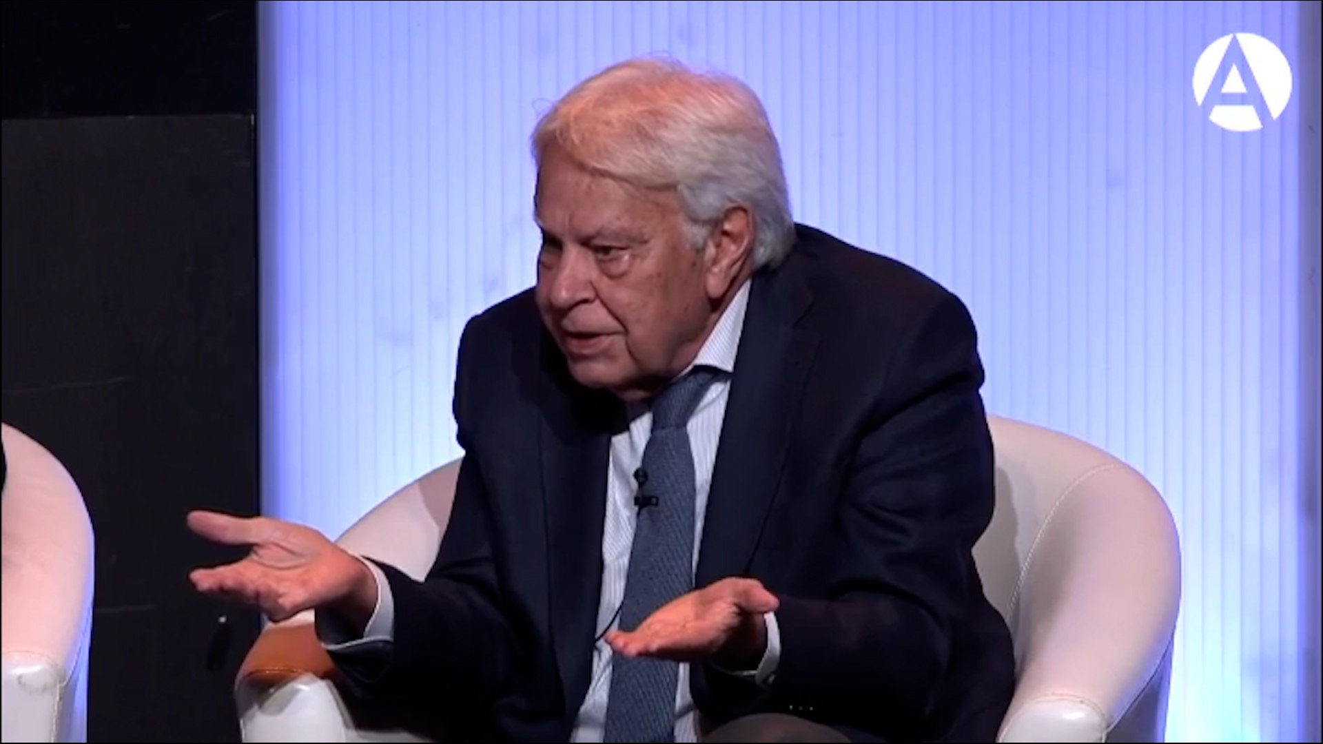 Felipe González llama a Trump "matón de patio de colegio" e "imbécil": "No sabe que no sabe"