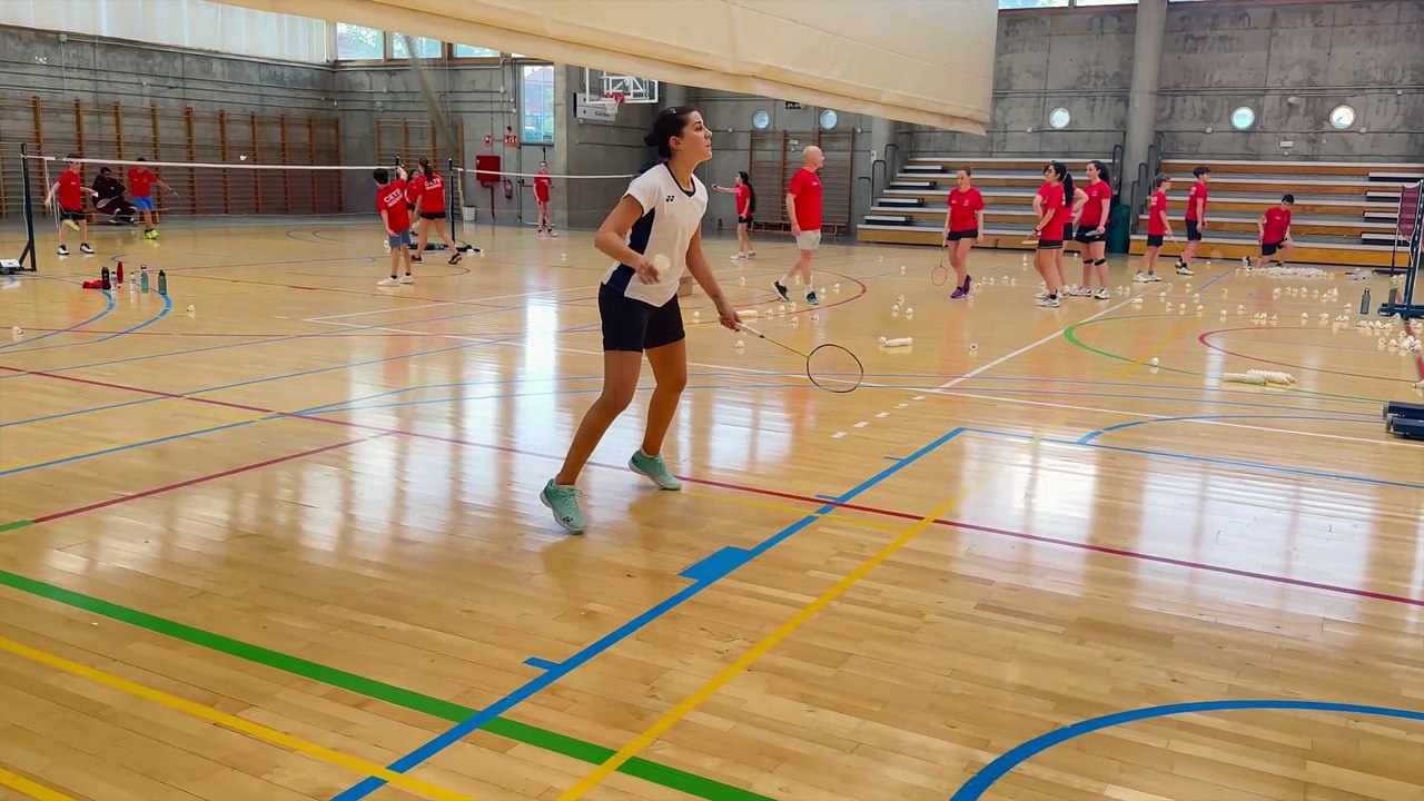 Carolina Marín vuelve a coger una raqueta de bádminton ocho meses después