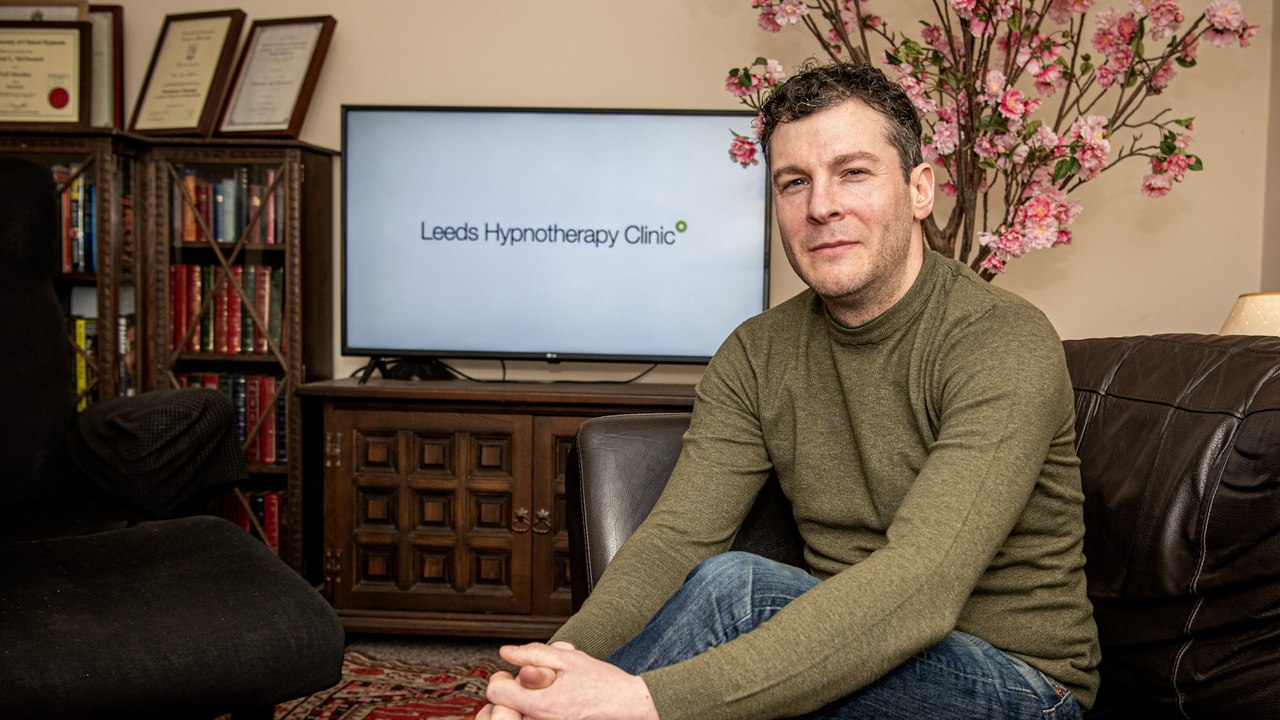 Hypnotherapist reveals how he treated Chris Kamara with his speech disorder