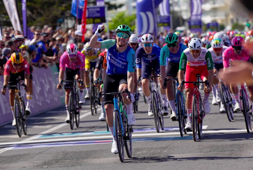 Cyclisme - Région Pays de La Loire Tour 2025 - Intouchables, Sam Bennett et Decathlon AG2R La Mondiale s'offrent la 1ère étape au sprint !