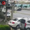 Avcılar E-5’te feci kaza kamerada: Önce metrobüs bariyerine çarptı, ardından savrularak yan yola uçtu