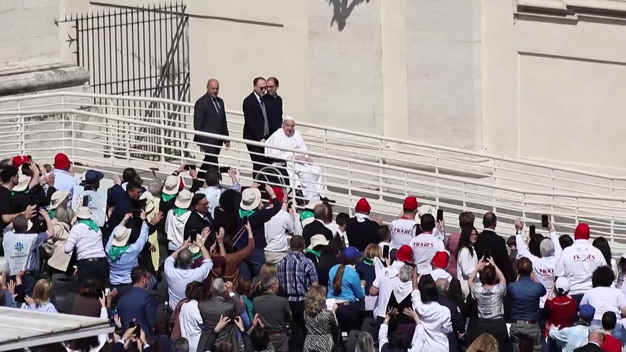 Voz e mobilidade de papa Francisco estão melhorando