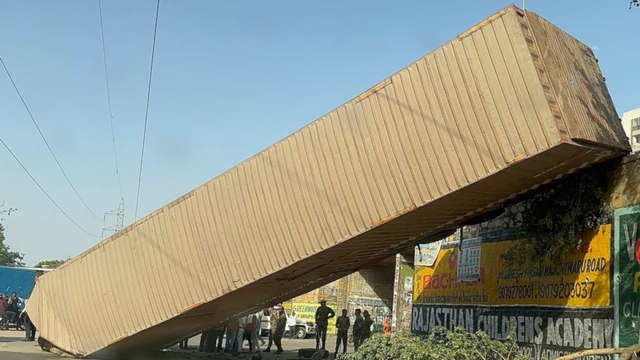 हाईवे पर चलते ट्रेलर का फटा टायर, पुलिया से कूदकर सर्विस लाइन पर गिरा