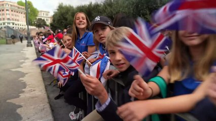 Cheery King and Queen pose in front of Rome’s Colosseum