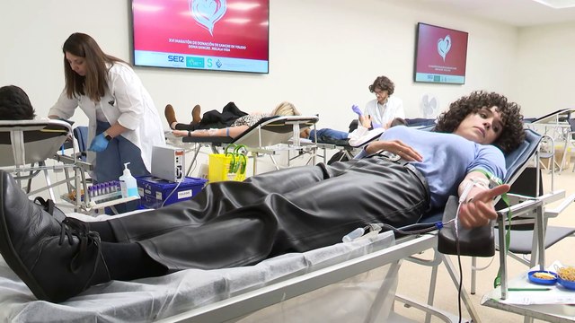 Decenas de personas pasan por el XVI Maratón de Donantes de Sangre de Cadena SER