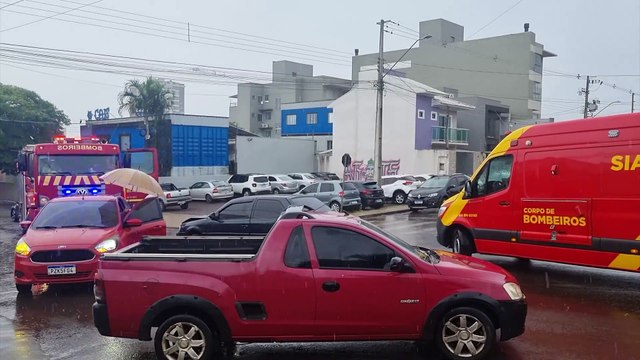 Duas pessoas ficam feridas após colisão entre carros no Bairro Coqueiral