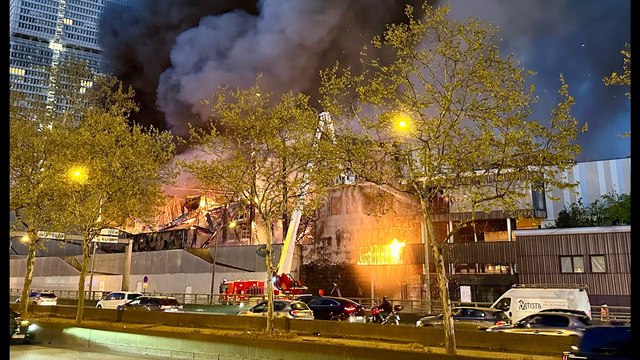 Incendie d'un centre de tri à Paris : les riverains obligés de se barricader toute la nuit