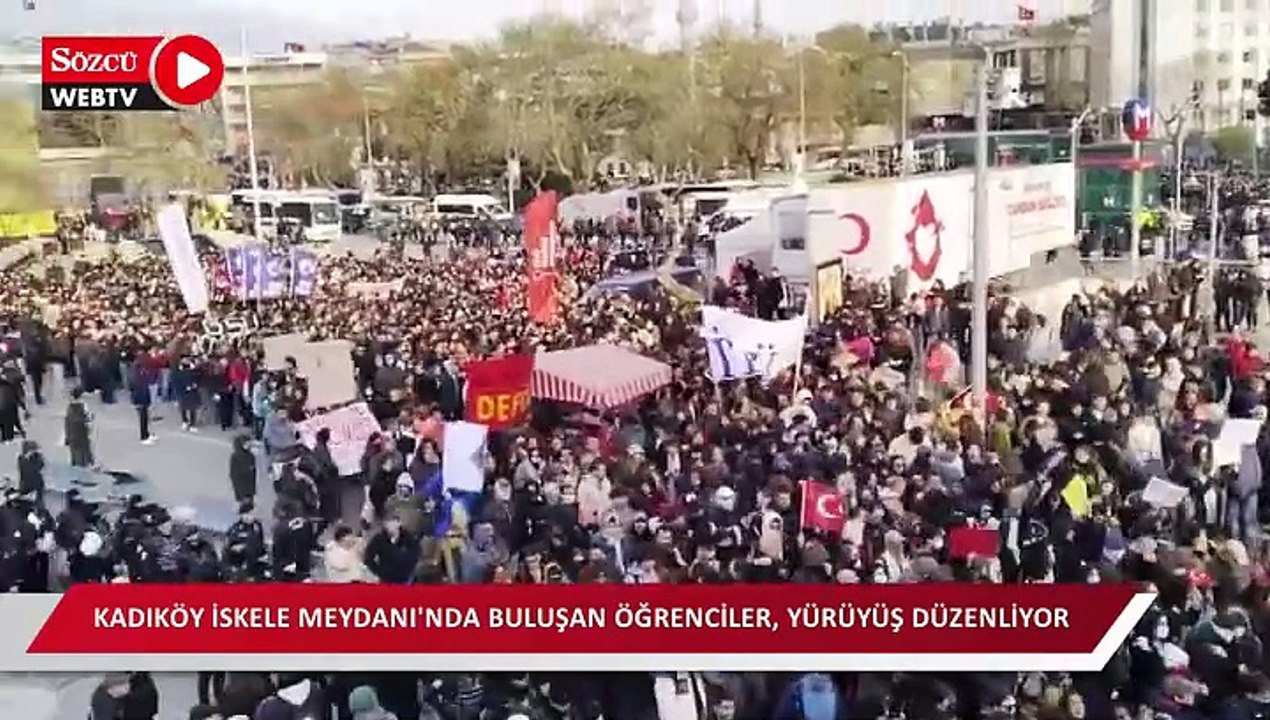 Kadıköy İskele Meydanı'nda buluşan öğrenciler, yürüyüş düzenliyor