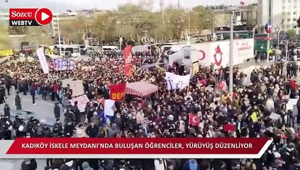 Kadıköy İskele Meydanı'nda buluşan öğrenciler, yürüyüş düzenliyor