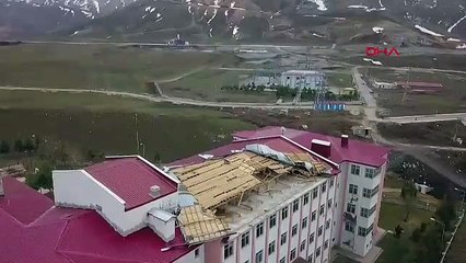 Okulun çatısı fırtınaya dayanamadı!