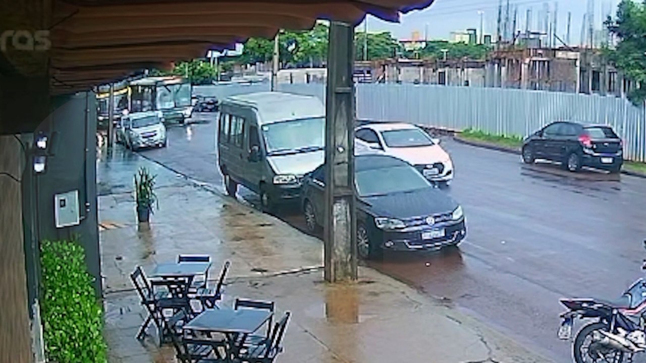 Câmera registra momento em que ônibus de linha tem porta do bagageiro arrancada por ônibus coletivo