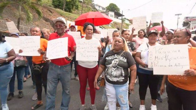 Exfuncionarios cierran entrada del Municipio de San Miguelito por falta de pago de sus prestaciones