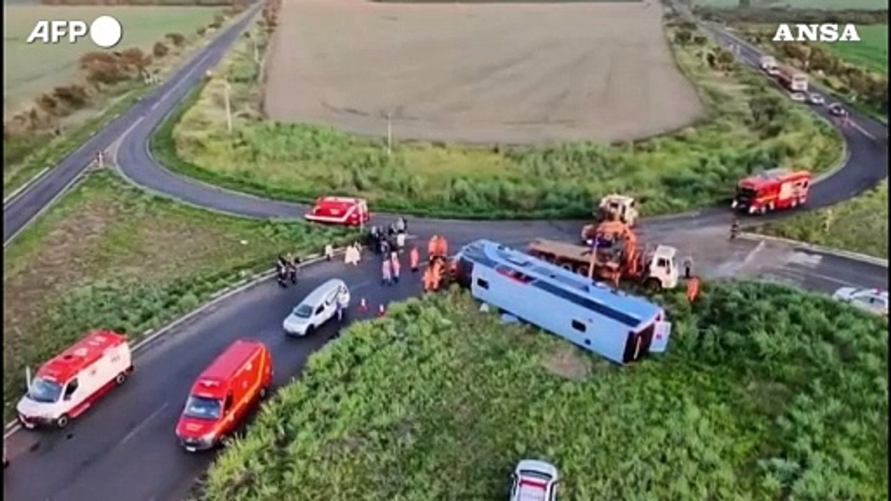 Brasile: dieci morti, tra cui due bambini, in un incidente d'autobus