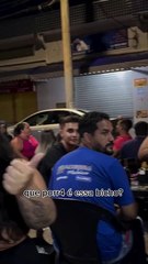 Que voz! Influencer viraliza cantando em mesa de bar e web rasga elogios