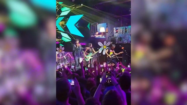 Los Piojos haciendo Me matan limón de Los Redondos en la Fiesta ¡FA! con Mex Urtizberea