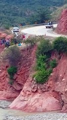 Reportan que un camión cisterna se volcó y cayó a orillas del río Chico, distrito 7 del municipio de #Sucre.