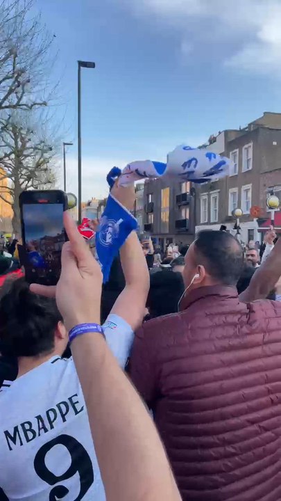 La afición madridista se hace notar en los aledaños del Emirates: máxima ilusión