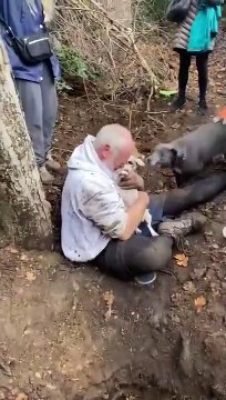 Retrouvailles émouvantes entre un homme et son chien disparu depuis des semaines