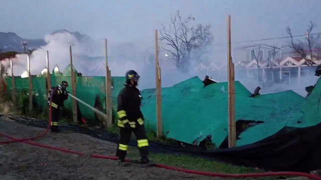 Fiamme e fumo all'ex Bagno Marino di Marina di Carrara: l'intervento dei vigili del fuoco