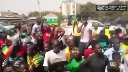 عاجل : مظاهرات أمام السفارة الجزائرية في العاصمة المالية ٬ بعد غلق الجزائر مجالها الجوي