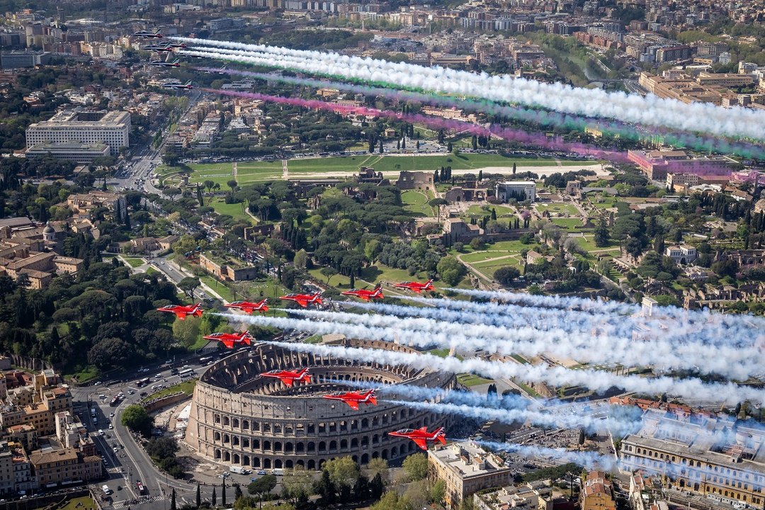 Red Arrows flypast over Rome to mark King’s state visit to Italy