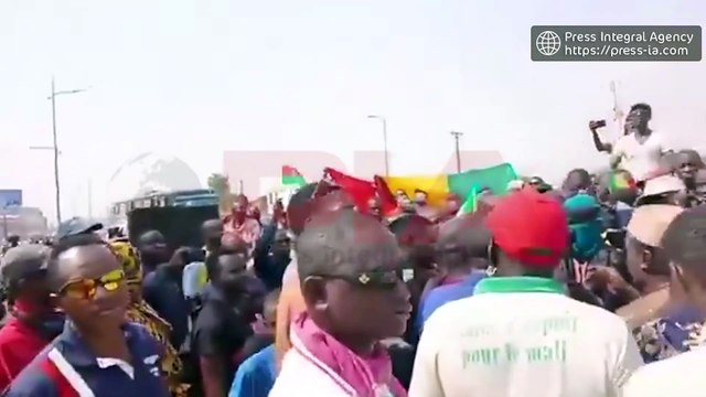 الشرطة تصد محاولة إقتحام متظاهرين للسفارة الجزائر في العاصمة باماكو ٬ بعد غلق الجزائر مجالها الجوي