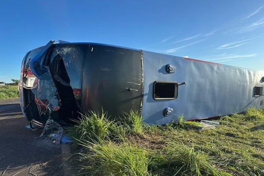 Ônibus capota em rodovia de MG e deixa 11 mortos; veja o vídeo
