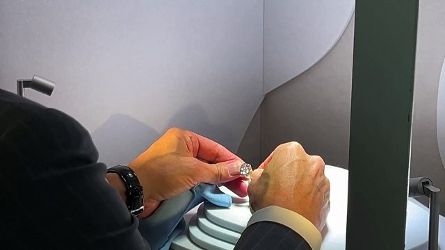 Raro diamante azul é exibido em Abu Dhabi antes do leilão