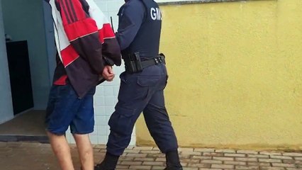 Preparando cigarro de maconha, homem é flagrado pela GM e acaba preso