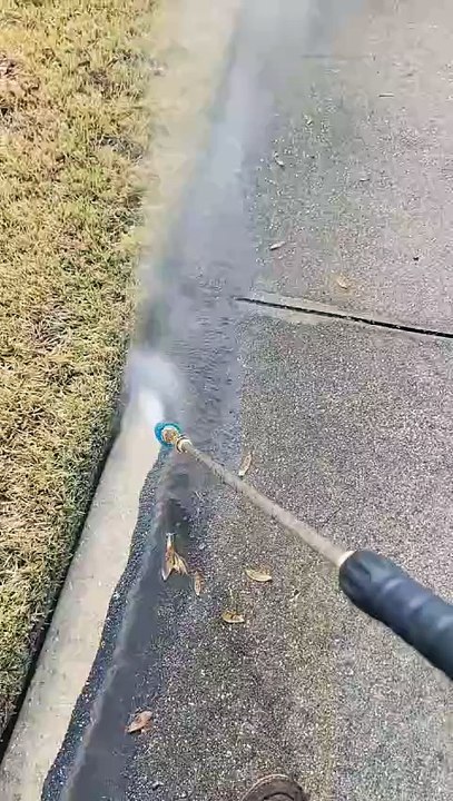 Filthy driveway! 😳Step ya game up son! 💪🏼💯#lawncare#pressurewashing #asmr#satisfying #foryou