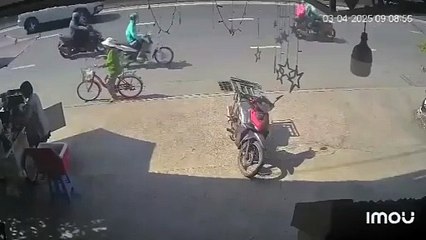 Mujer pierde control de su bicicleta y muere aplastada por camión