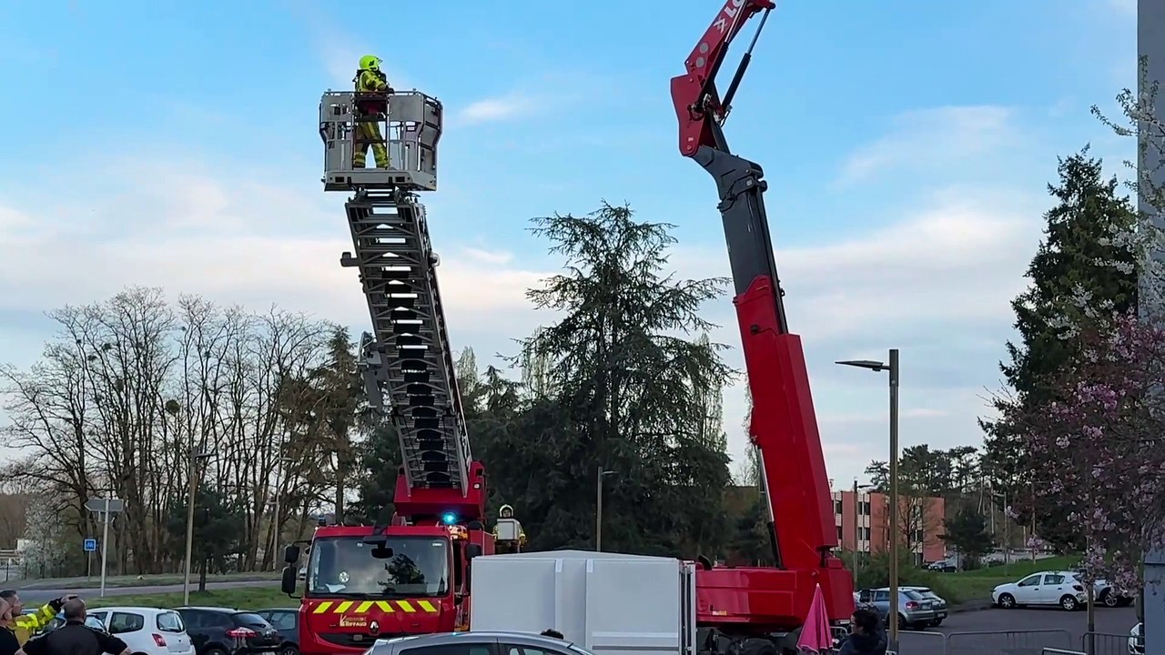 LE CREUSOT : Des artistes de street art coincés dans une nacelle et délivrés par les pompiers