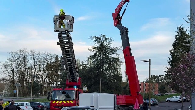 LE CREUSOT : Des artistes de street art coincés dans une nacelle et délivrés par les pompiers