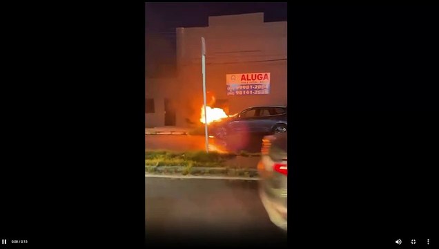 Carro pega fogo em rua movimentada da parte baixa de Maceió