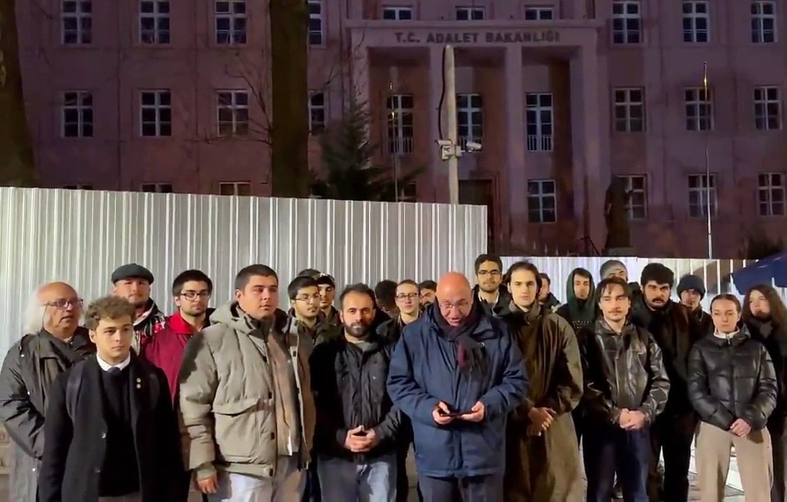 Polis çadırını kaldırmıştı: Adalet Bakanlığı önünde nöbet tutan Mahmut Tanal'dan açıklama: Gençlerin eğitimi, güvenlik bahanesiyle kurban edilemez!