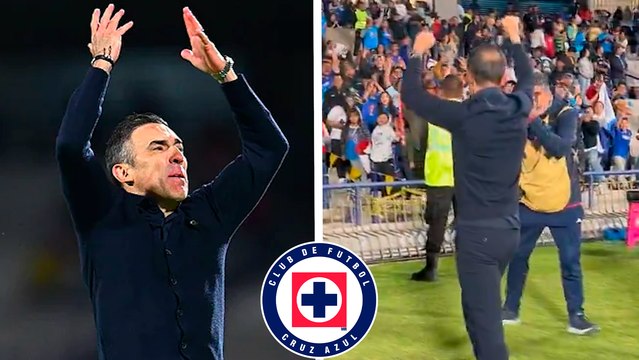 Vicente Sánchez es ovacionado por la afición tras la victoria de Cruz Azul sobre el América en Concachampions