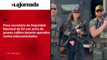 Posa secretaria de Seguridad Nacional de EU con arma de grueso calibre