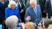 Zahlreiche Fans begrüßen Charles III. und Camilla bei Rom-Reise