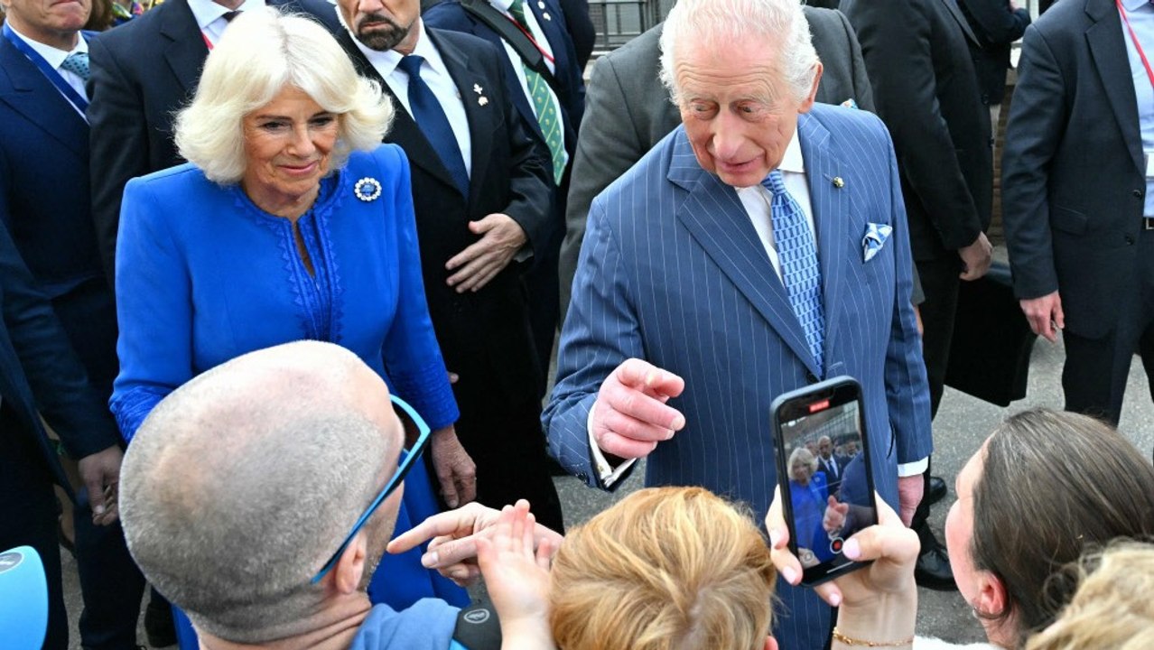 Zahlreiche Fans begrüßen Charles III. und Camilla bei Rom-Reise