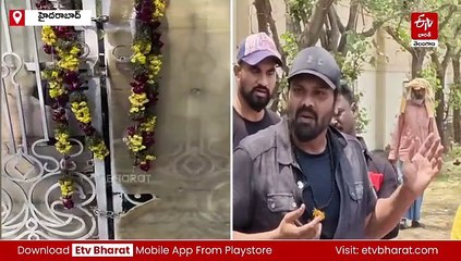 మోహన్‌ బాబు ఇంటి ముందు బైఠాయించిన మంచు మనోజ్ - భారీగా పోలీసుల మోహరింపు