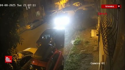 İstanbul'da sokak ortasında kucağında bebeği olan eşini darbetti