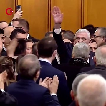 İYİ Parti Genel Başkanı Müsavat Dervişoğlu, TBMM’de grup toplantısına Volkan Konak şarkısıyla girdi