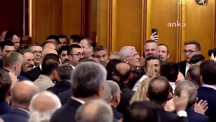 Dervişoğlu, TBMM’de grup toplantısı salonuna 31 Mart’ta hayatını kaybeden Volkan Konak’ın şarkısı ile girdi.