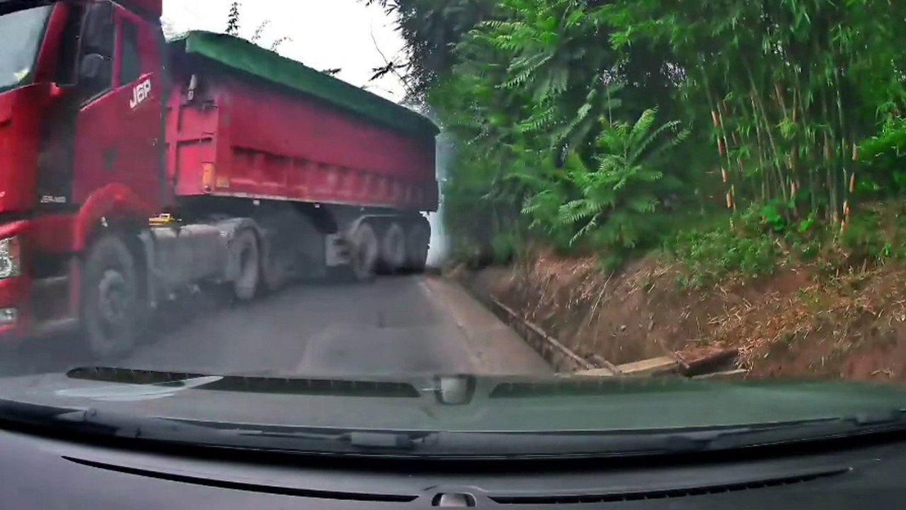 Schockierender moment, als ein lkw beim Überholen quer über die straße schleudert und nur knapp einem unfall entgeht