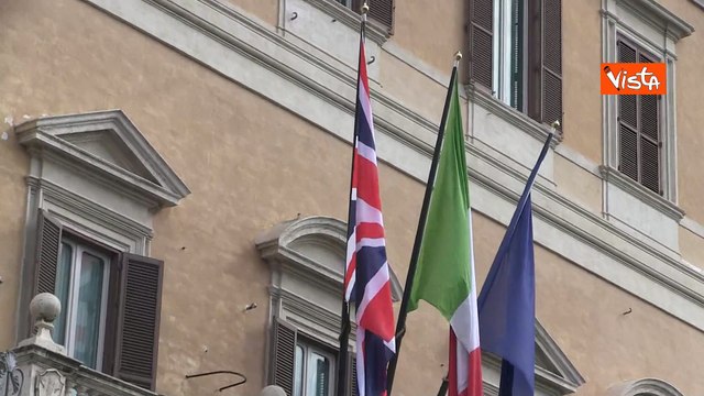La Union Jack, bandiera del Regno Unito, sulla facciata di Montecitorio per l'arrivo di Re Carlo III
