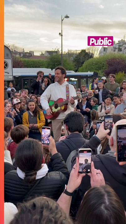 #vianney : il crée l'événement avec une prestation improvisée autour de ses fans sur le parvis de Nôtre Dame de Paris #people #newspeople #actupeople #notredamedeparis