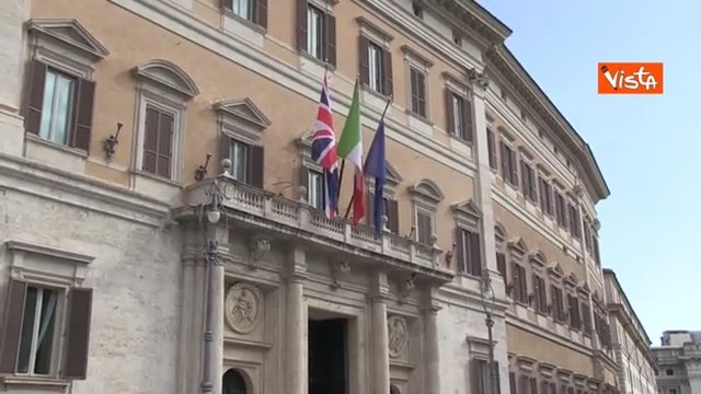 La Union Jack, bandiera del Regno Unito, sulla facciata di Montecitorio per l'arrivo di Re Carlo III